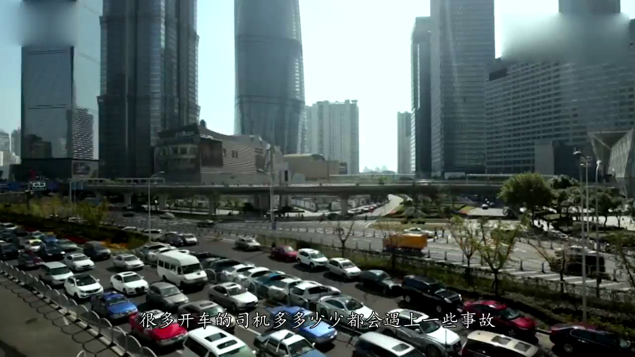 奔驰女车主被追尾,肇事小伙却说:咱去交警队还