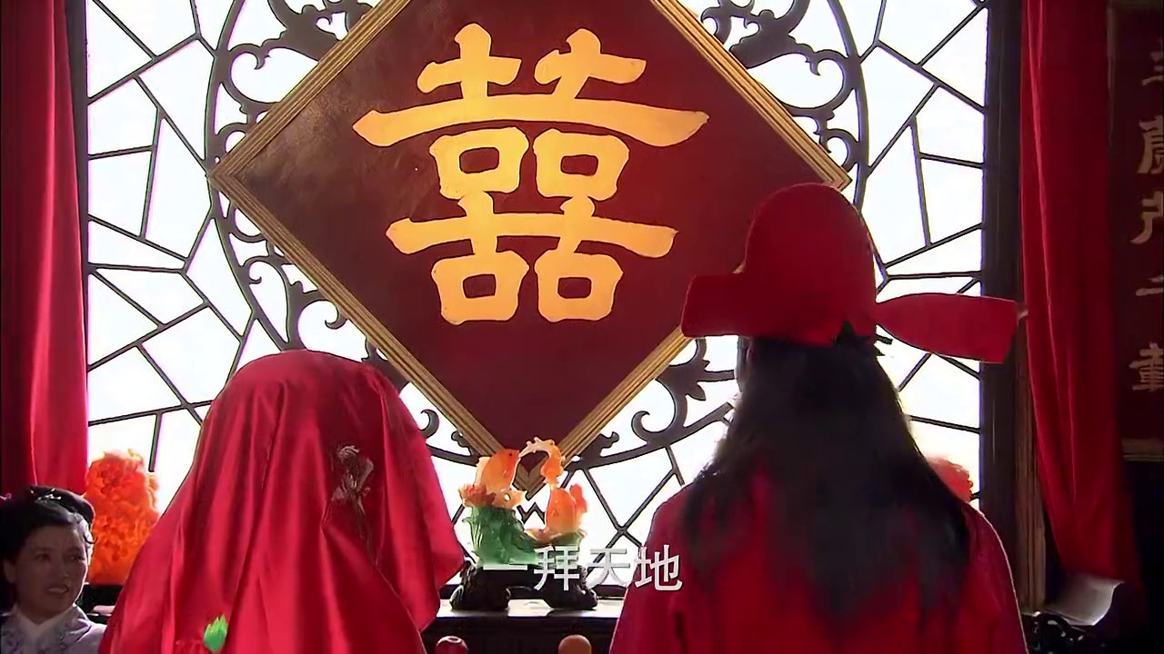 夫妻俩正在拜堂成亲,不料一群官兵突然出现放箭,现场好凄惨!