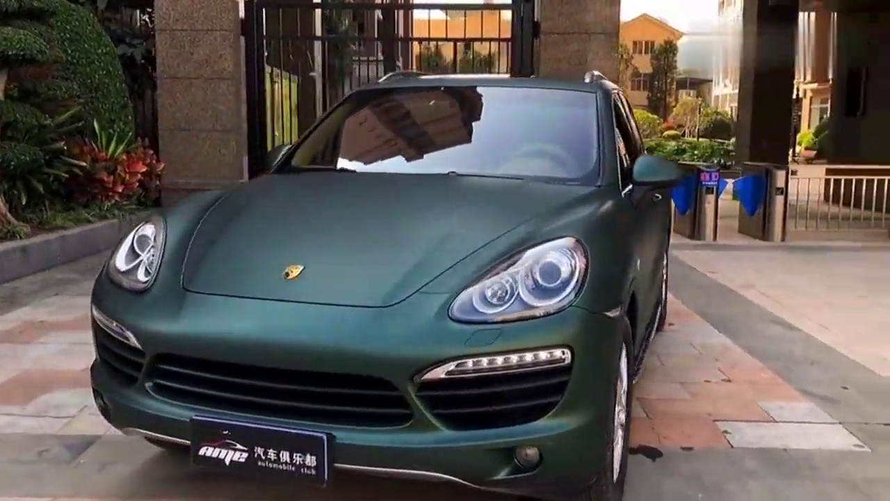 杭州汽车改色贴膜,保时捷卡宴车身改色漆面亚光松石绿改色效果