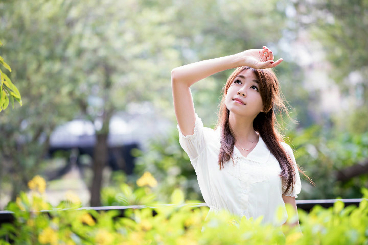 夏日公园美景下的靓丽白衣文静女子|笑容|美女|夏日公园_新浪新闻