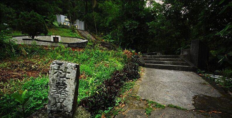 杜月笙墓地破败不堪,令人唏嘘,墓碑上方写有八个大字很显眼