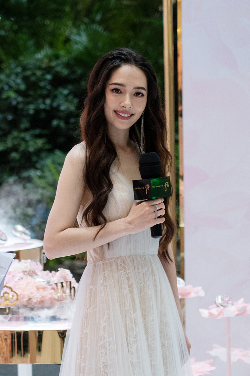 郭碧婷现身西安小寨卷发长裙仙气十足自曝会帮男友买护肤品