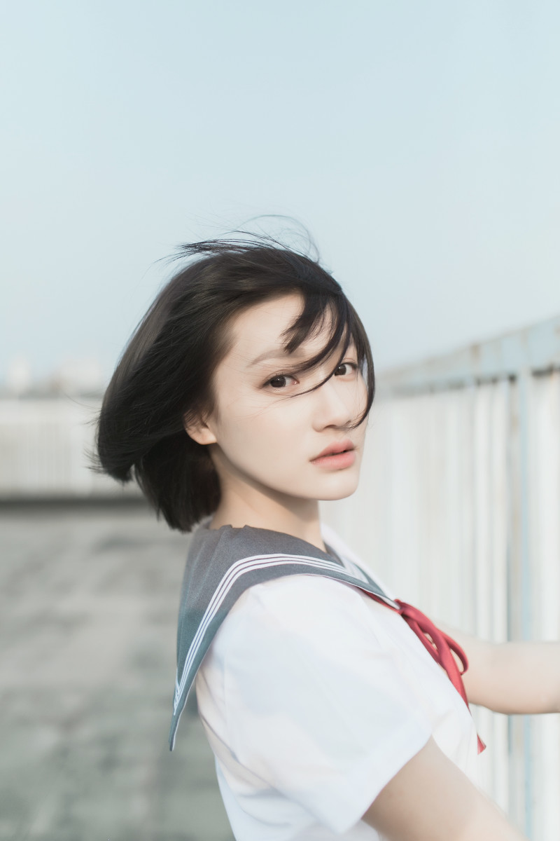 摄影分享:天台上的学生,装短裙短发美女