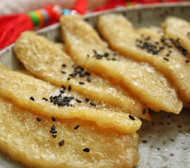 简单的煎黄粄带出最清新的味道,粘上白糖和黑芝麻,味道好极了