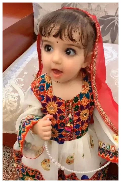 五岁的新疆小女孩被误认为"洋娃娃",颜值逆天,大眼睛占半张脸