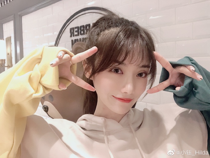 英雄联盟官方美女主持人ig肉鸡女朋友小钰写真美照