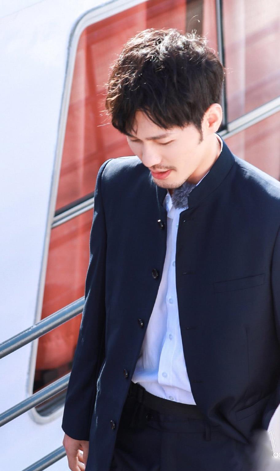 白宇奶嘴中山装,活泼风遇上雅痞风,你更偏爱哪一种?