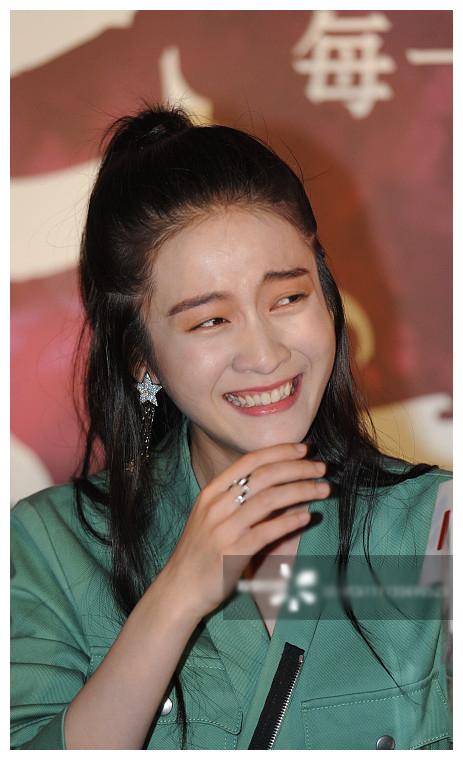 张雪迎放飞自我,发布会又打哈欠又露齿大笑,有点不忍直视!