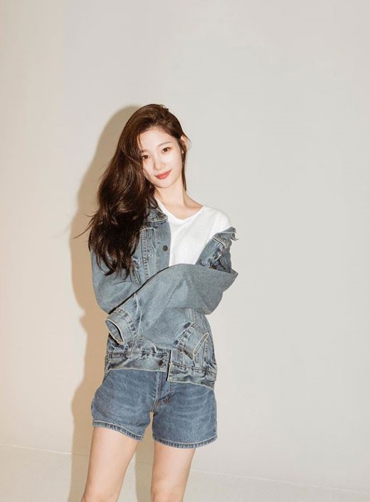 韩国女团dia成员郑采妍今天在社交网站发布了多张近照,白色t恤和牛仔