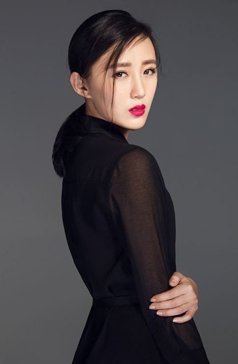 张墨锡:身着黑色露背吊带礼服,衬托出曼妙的身材,妩媚至极