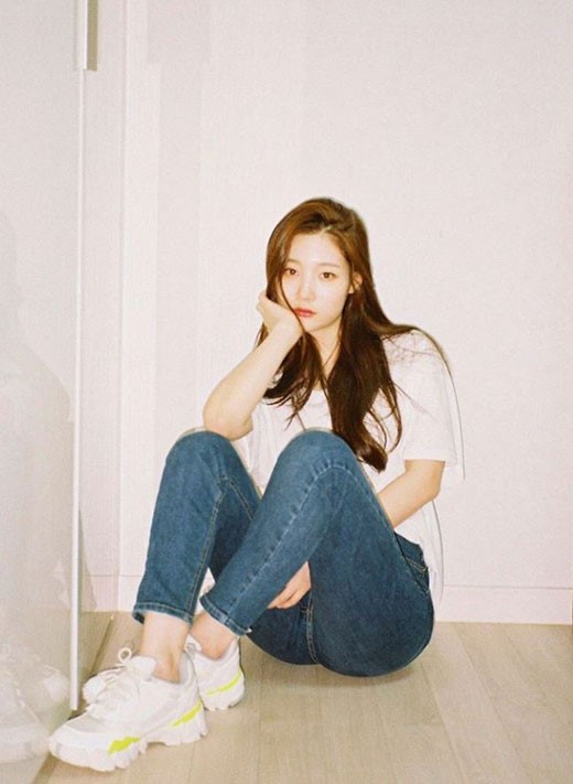 韩国女团dia成员郑采妍sns发近照展清纯魅力