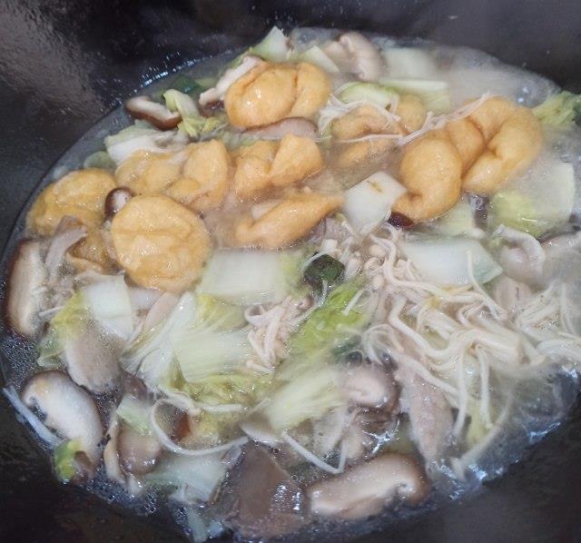 白菜油面筋烩菌菇,冬日来上一锅,暖暖的