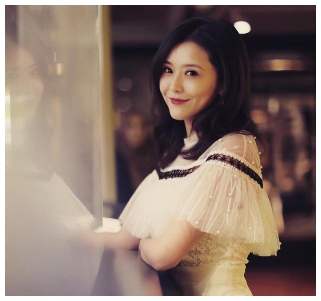 王蕾曾在在英国曼彻斯特艺术学院进修过表演,并在英国