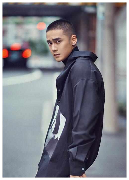 蒋劲夫换发型戴上连衣帽走在马路上有没有很帅