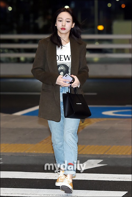 韩国女团twice成员林娜琏飞往夏威夷拍杂志写真_高清图集_新浪网