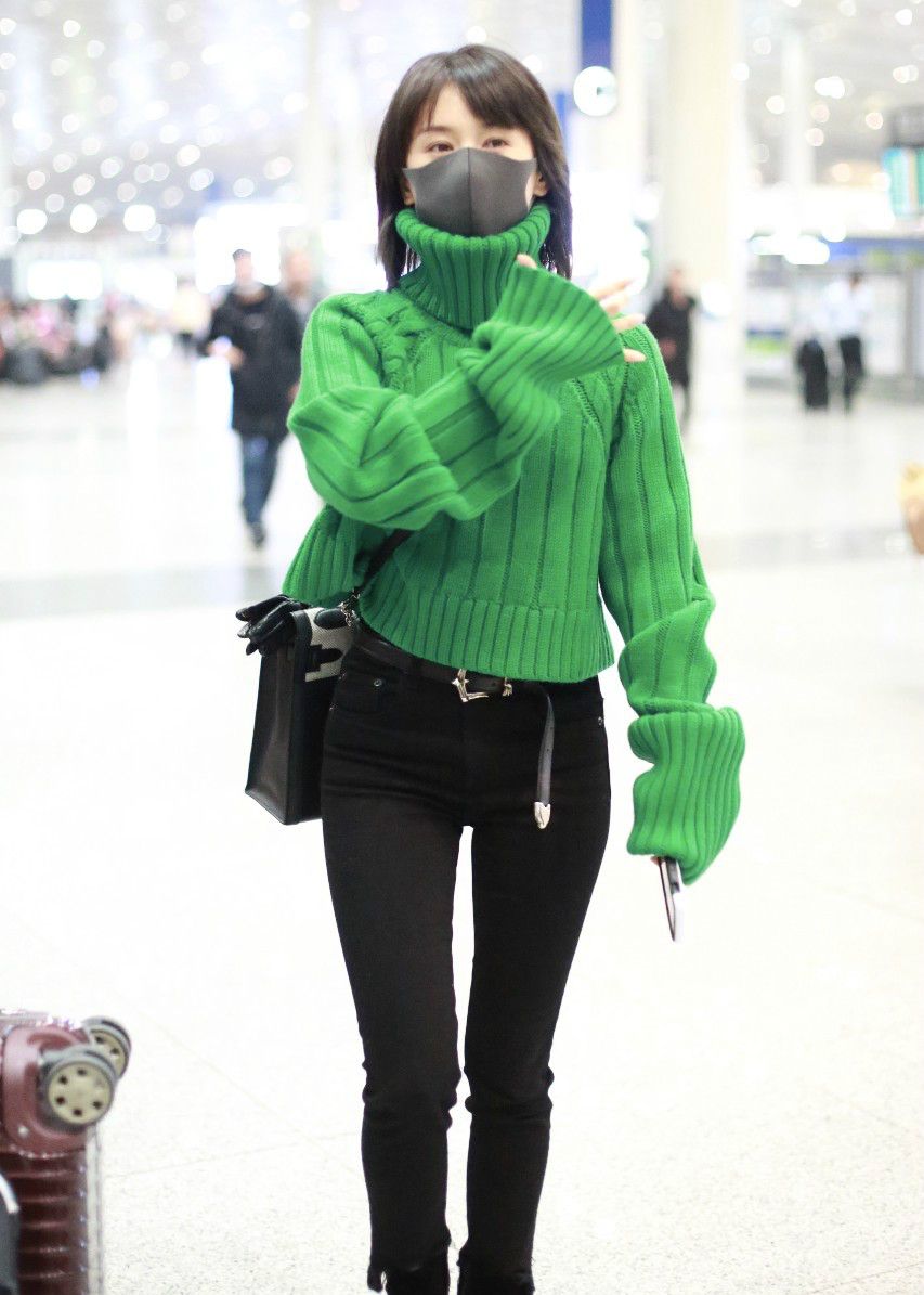 王子文穿绿色高领毛衣搭配黑紧身裤现身机场戴黑色口罩遮捂严实