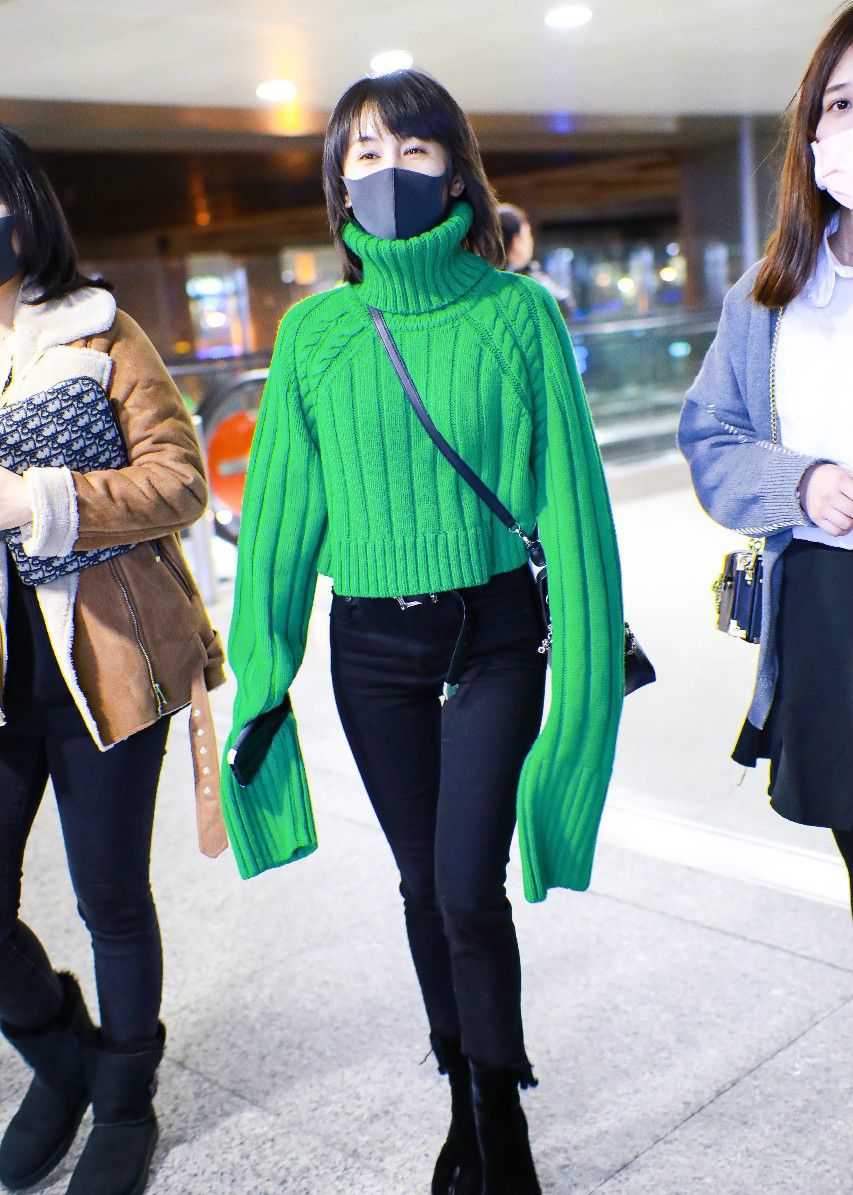 王子文穿绿色高领毛衣搭配黑紧身裤现身机场戴黑色口罩遮捂严实