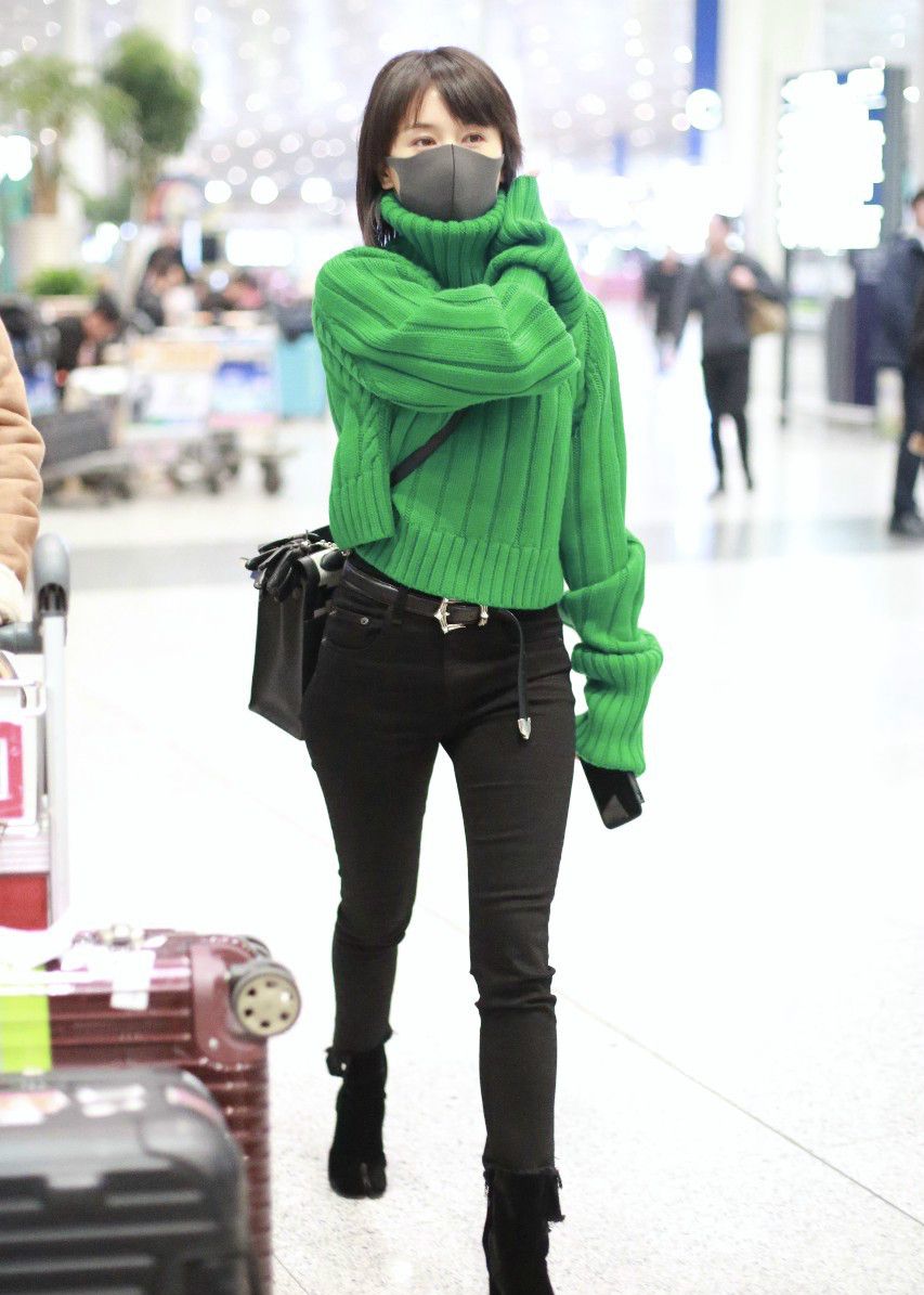王子文穿绿色高领毛衣搭配黑紧身裤现身机场戴黑色口罩遮捂严实