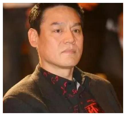 61岁王巍全家近照，如今的他老态尽显，儿子已成大腕