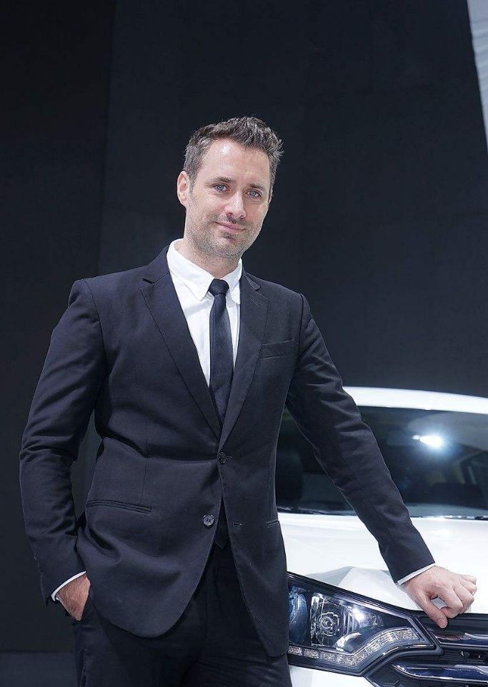 帅哥整体的气质给人一种成功人士的