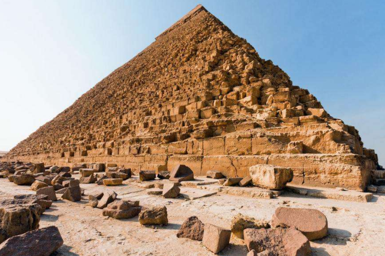 埃及金字塔为什么不让攀爬?一外国游客爬上去后才知道禁爬的原因