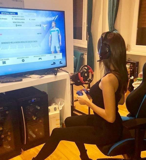 意甲锋霸度假高调秀恩爱专注打游戏网友白瞎女友好身材