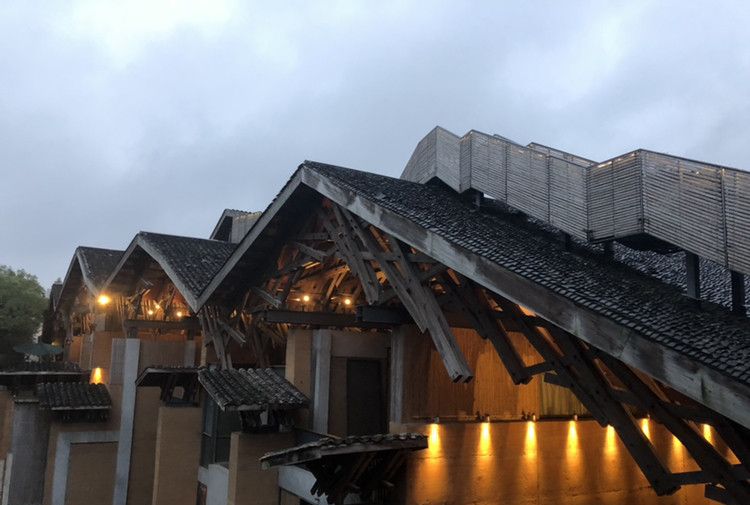 中国美术学院有一座不甘平凡的建筑 他的名字叫做水岸山居