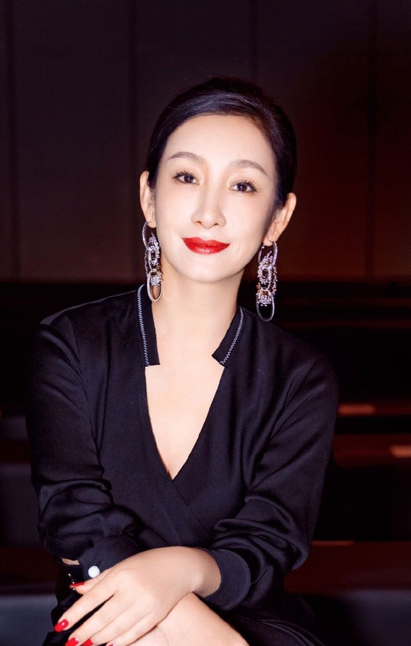 秦海璐短裙搭配烈焰红唇气场全开似女王写真