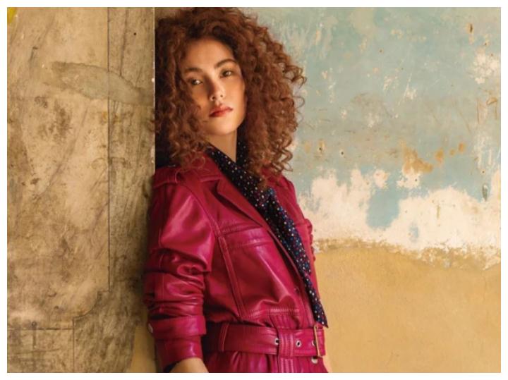 昆凌大片曝光,穿碎花裙配短发尽显复古韵味,泡面头配皮衣超酷帅