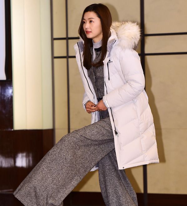 全智贤长款羽绒服搭配一条夸张的阔腿裤,展现了独特的冬季装扮