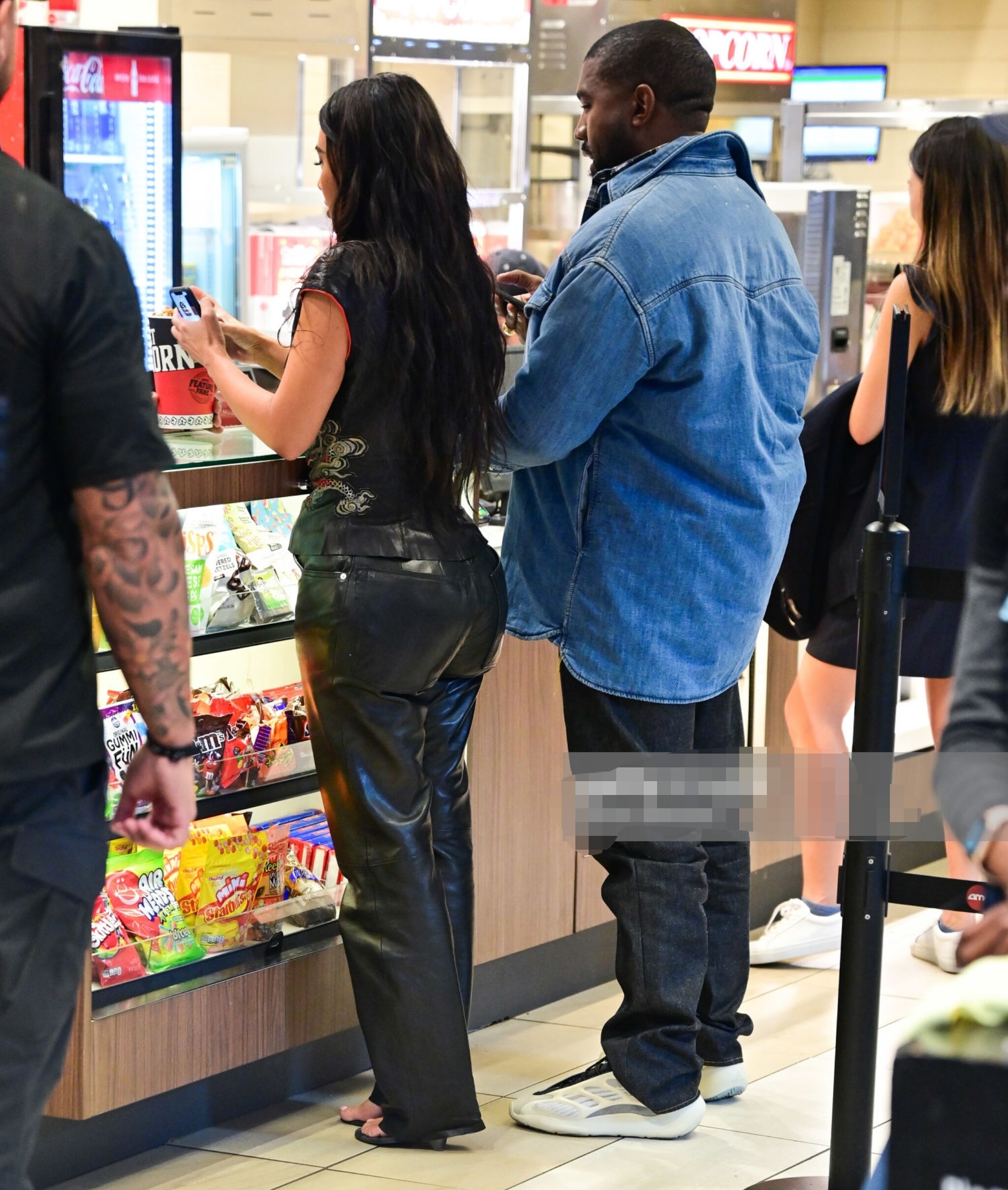 金·卡戴珊和老公坎耶到访纽约电影院,身着黑色小旗袍,十分吸睛