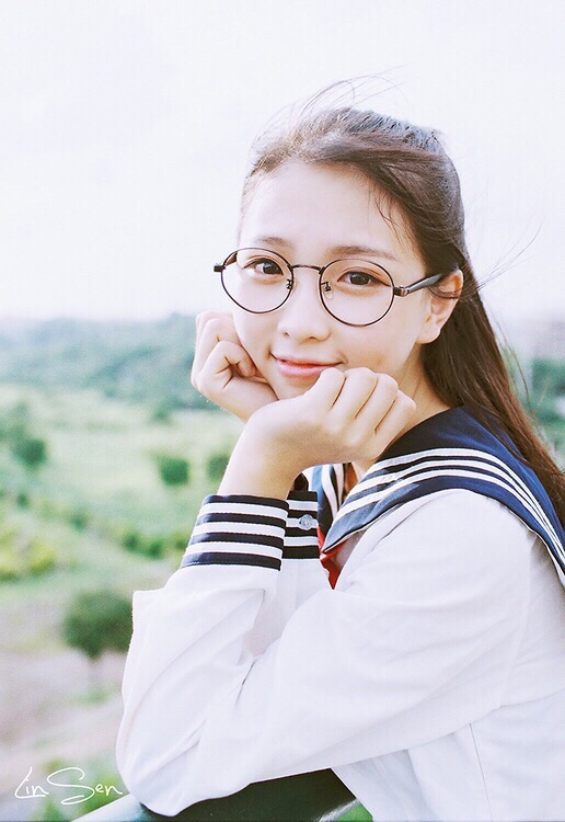 清纯眼镜美女学生妹,校服带来的清新美丽