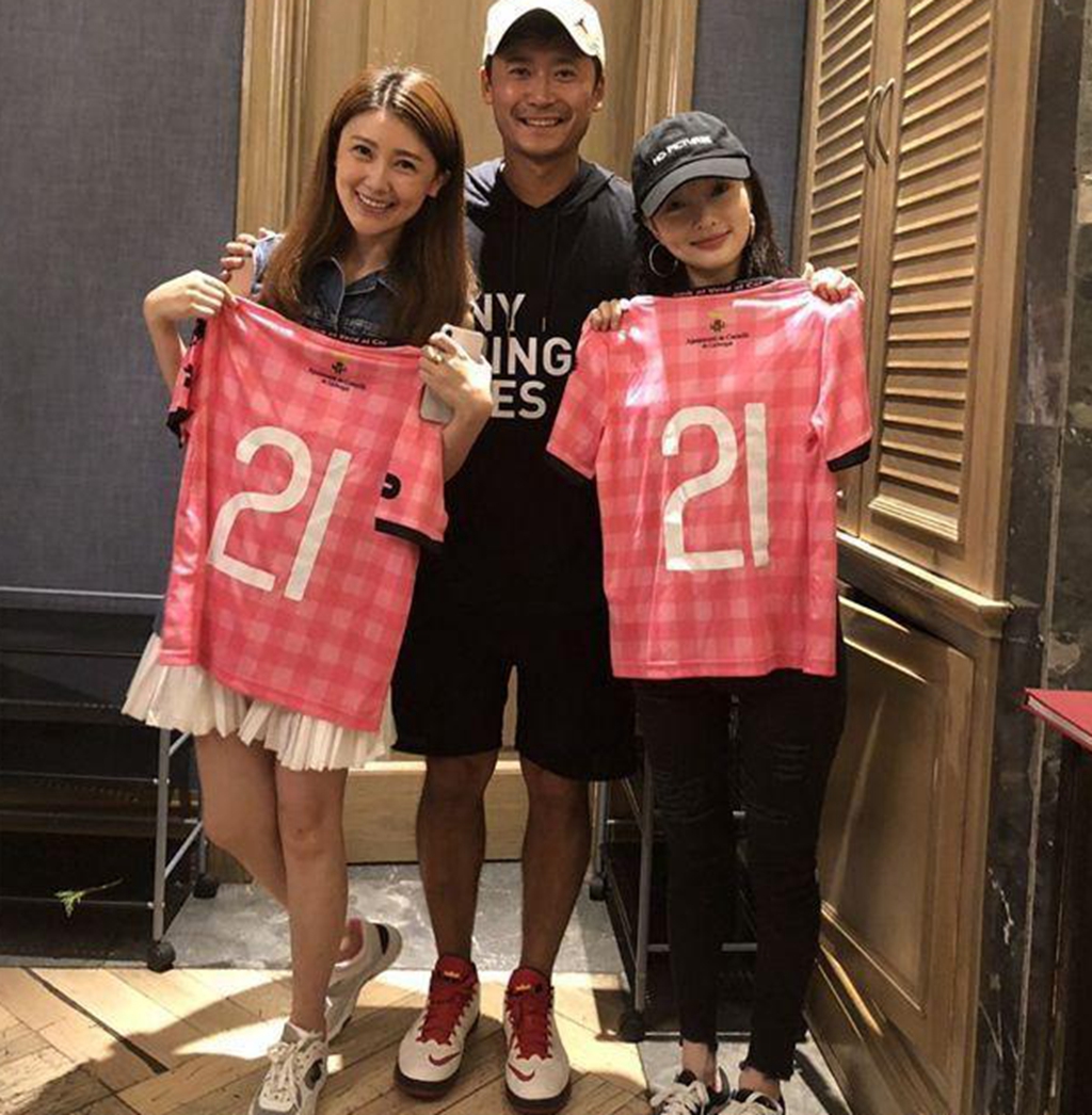 39岁前中超球星与李小璐合影!丝毫不紧张,2人以姐妹相称