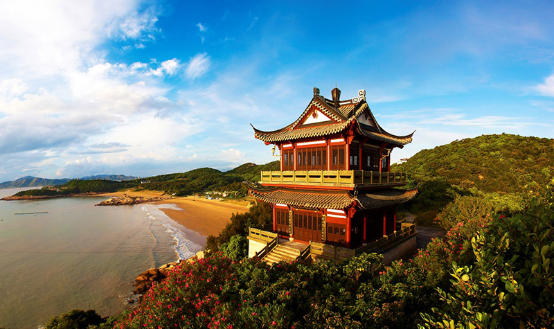 普陀山有悠久的佛教文化古人称之为海天佛国南海圣境