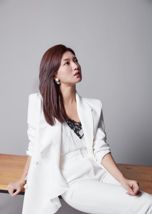 傅晶白色西装写真 化身"霸道女总裁" 气场十足|傅晶|写真|化身_新浪