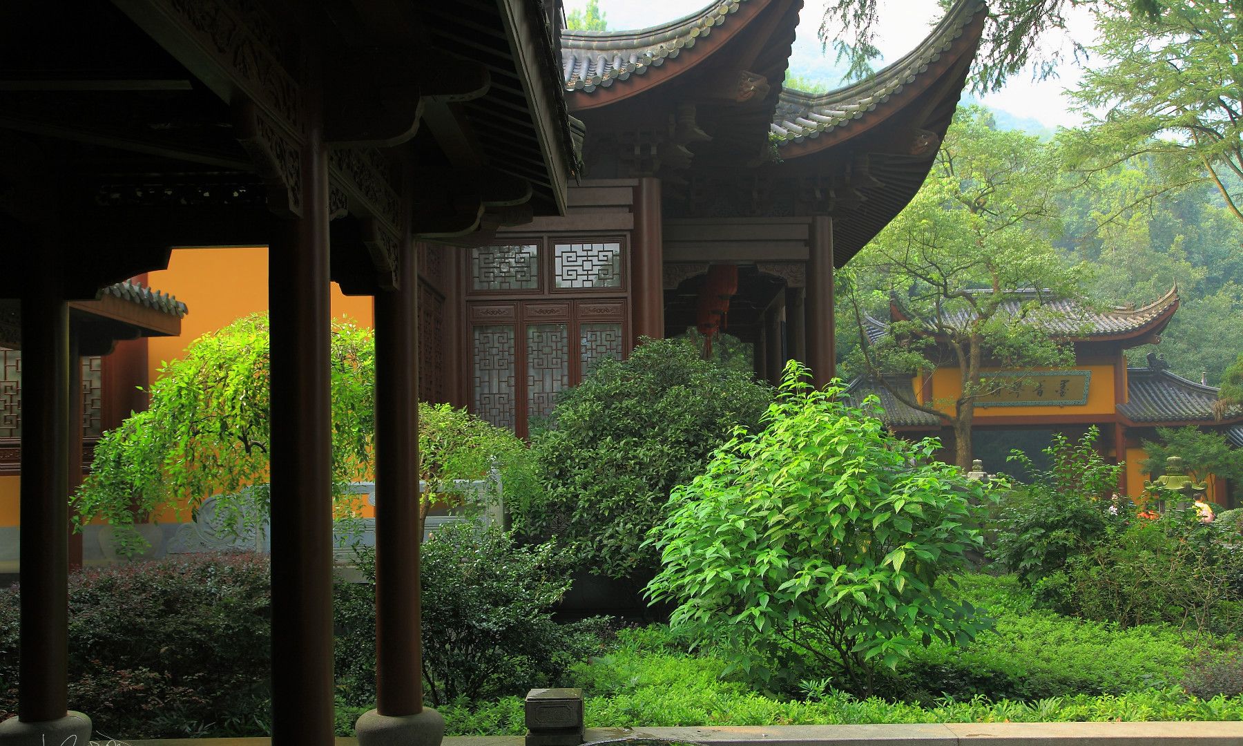 来杭州,只游览灵隐寺,不游永福寺,就好比一个景区