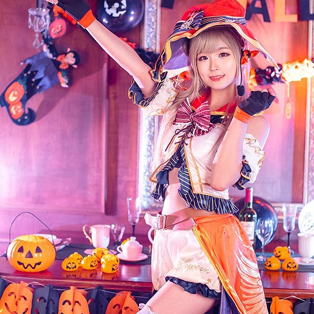 小姐姐俏皮魔女cos,万圣节这样的魔女来敲门,你会不心动?