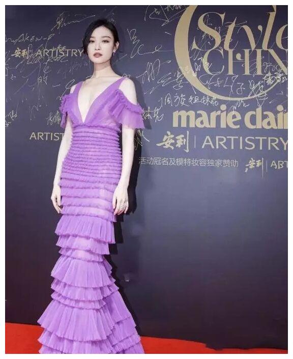 倪妮真会穿!出席活动身穿一袭紫色蛋糕礼服,优雅迷人