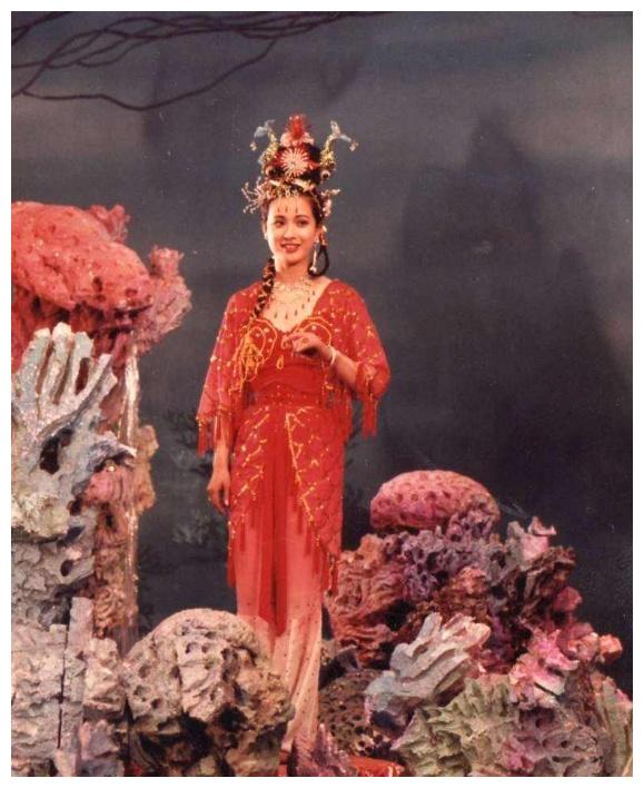 她是西游记中美艳公主30年过去依然优雅还当上了女总裁