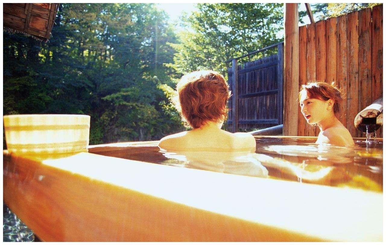 日本的"混浴温泉",当地人赤身共泡同一温泉,难道不会尴尬吗?