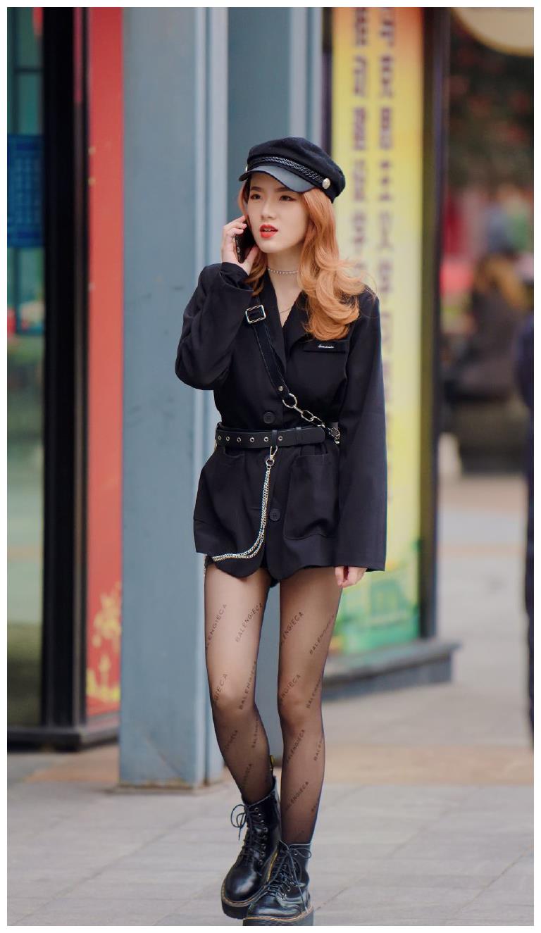 身高腿长的姑娘冬季秀美腿,短靴搭配黑色丝袜凸显美腿颀长