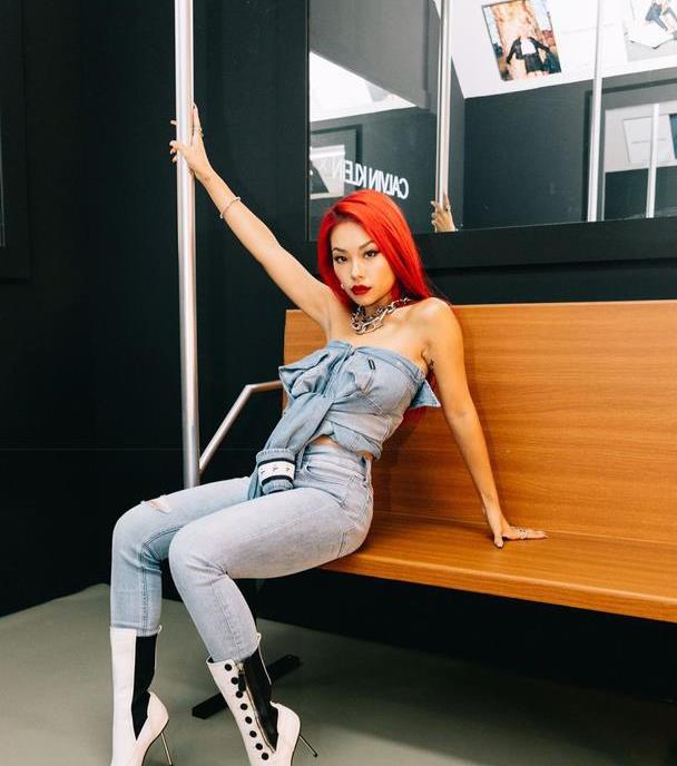 嘻哈女歌手万妮达,一头红发搭一身牛仔服,性感红唇太吸睛!
