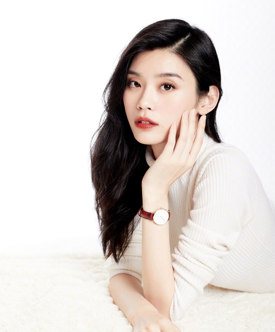 奚梦瑶白色套装气质清冷