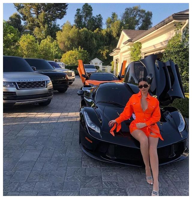 富婆金小妹穿紧身印染蓝裙大肆秀性感!曲线好羡慕,细腰太不真实