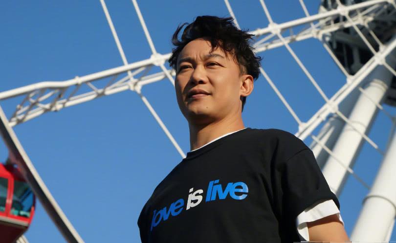 陈奕迅为什么一直卷毛看到他18岁寸头照原来怕帅到大家