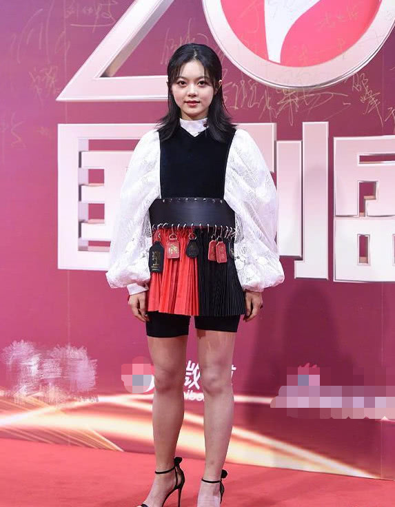 赵今麦走红毯生图,穿"钥匙链腰带"显胖不止十斤,不像只有17岁