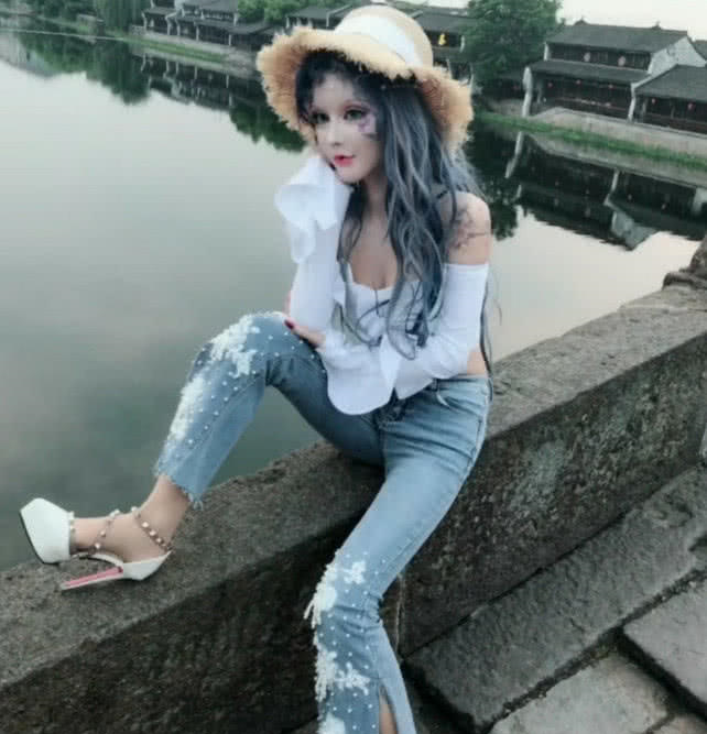 而这样则可以将自己的双腿拉的更长,想到迪丽拉平时对于自己妆容外貌