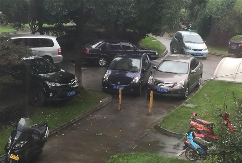 小区汽车乱停乱放,男子连夜砸车30辆,网友:看谁还敢乱停车!