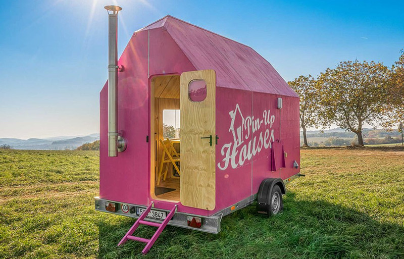 捷克建筑师低价造迷你房车,粉色外观直戳少女心