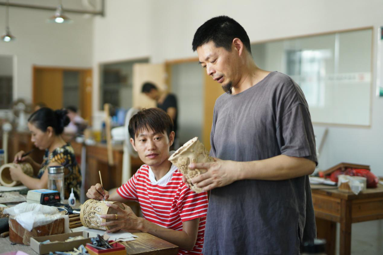 以刀为笔雕绘玲珑 直而有节竹上开花|博物馆|洪建华|竹雕_新浪新闻